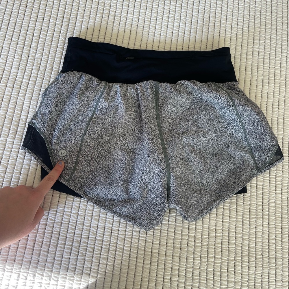 Lululemon Hotty Hot shorts 2.5 with built in spandex size 6